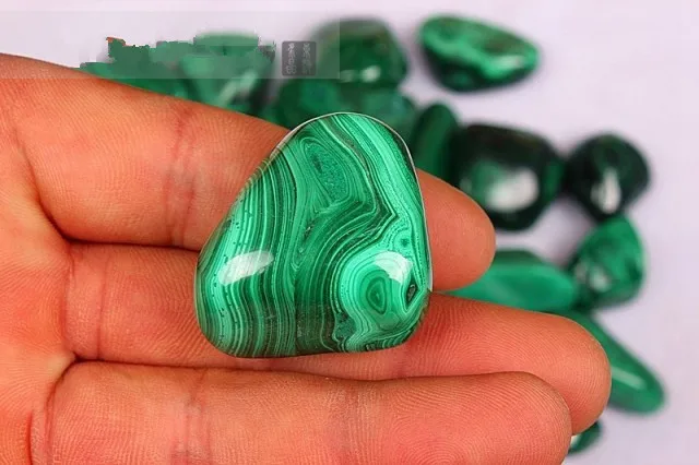 

Natural malachite gravel azurmalachite stone fish tank flower pot chaeseokgang crystal stone 40-50g