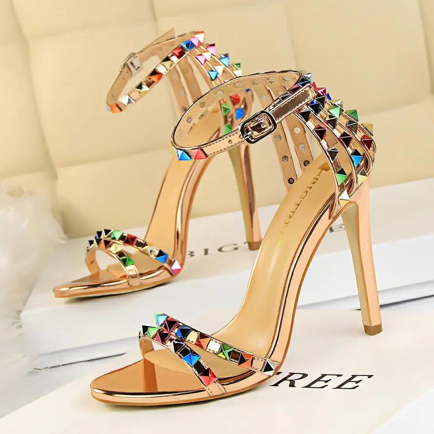 BIGTREE/Элегантные женские босоножки с пряжкой; модные однотонные босоножки из искусственной кожи на высоком каблуке с заклепками; женская обувь для вечеринок с вырезами; женская обувь с украшениями - Цвет: champagne