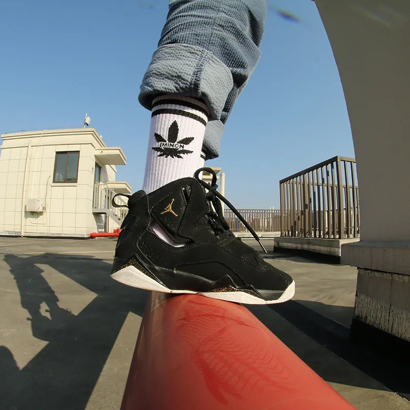 IMINCN/1 пара носков в стиле хип-хоп с кленовыми листьями в полоску; хлопковые носки для танцев; модные носки для скейтборда; Цвет черный, белый