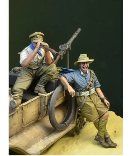1/35 ancient crew man with Monocular and leaning NOT HAVE CAR toy Resin Model Miniature resin figure Unassembly Unpainted | Игрушки и