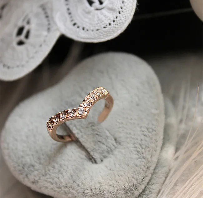 Unique Design Concise Simple Style Rhinestone Crystal V-shaped Tail Ring 8CRD23-2