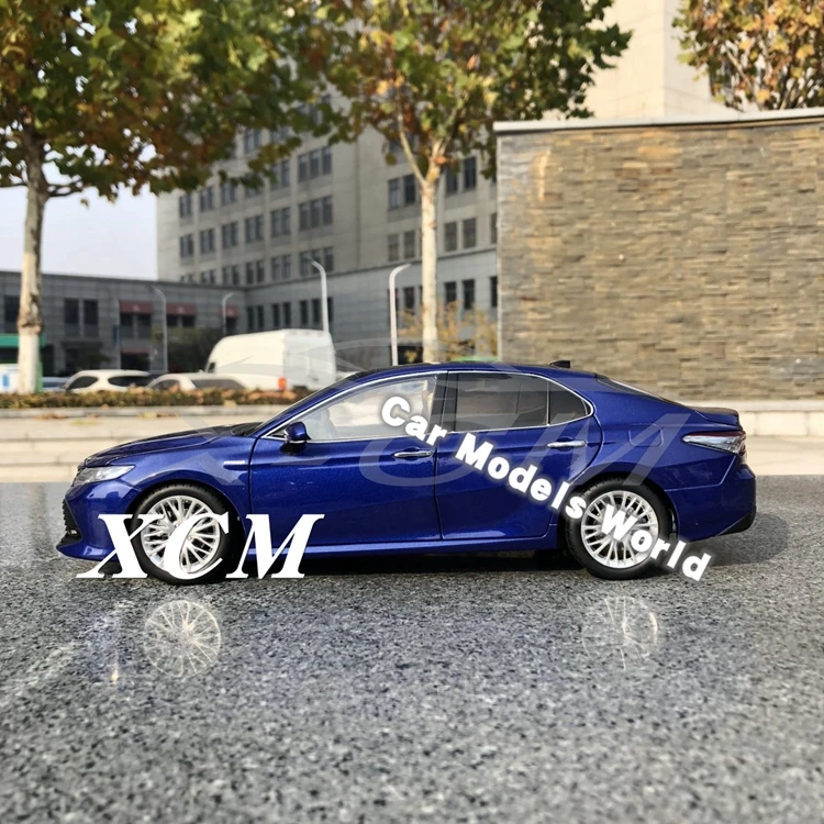 Литая под давлением модель автомобиля для 8-го поколения Camry Hybrid 1:18(синий)+ маленький подарок