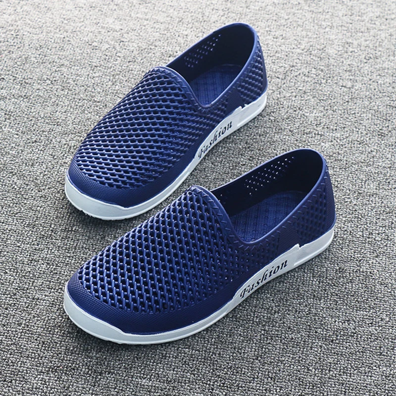 2019 Summer Men's Fashion Hole Sandals Men's Lightweight Soft Bottom Hollow Beach Shoes Set Foot Sandals Beach Sandals Crocse