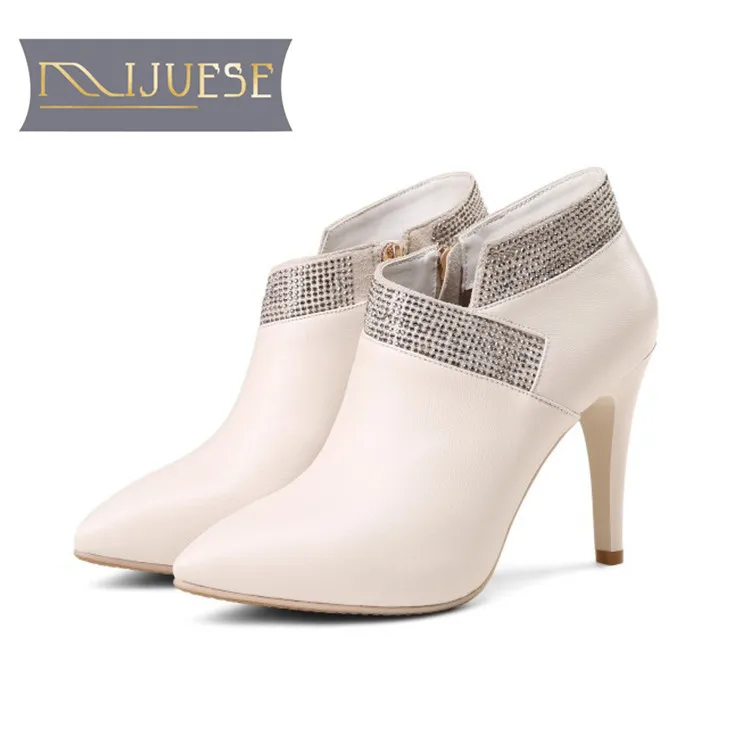 

MLJUESE 2019 women ankle boots Sheepskin rivets Rome style black color thin heel high heels boots winter short plush warm boots