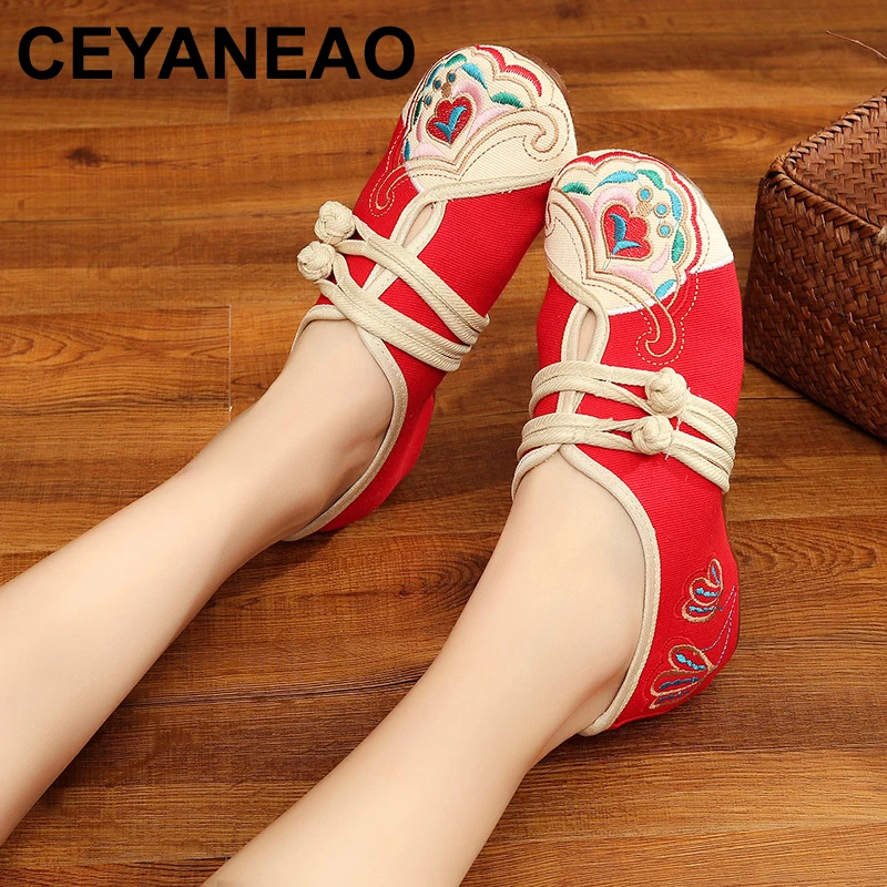 

CEYANEAO Flowers Embroidered Women's Cotton Old Beijing Flats Vintage Ladies Casual Breathable Bridal Shoes with Double Buckles