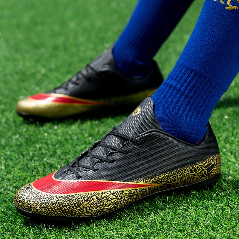 Cena Pożary mężczyźni PU skórzane buty sportowe New Arrival buty piłkarskie męskie zewnętrzna piłka nożna buty człowiek czarne Turf wysokiej kostki korki trampki