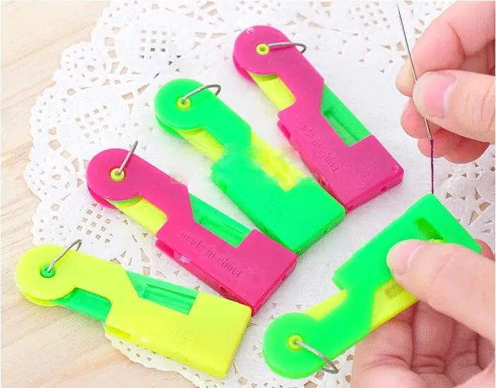 

1Pcs Random Color Elderly Convenient Use Automatic Easy Sewing Needle Device Threader Thread Guide Tool For Older