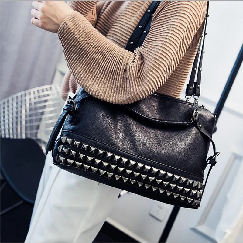

Free shipping, new woman fashion handbags, trend messenger bag, Korean version women bag, leisure hair ball ornaments flap.