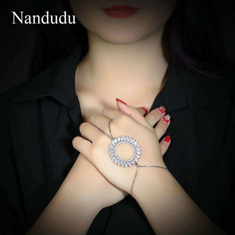 

Nandudu Prong Setting AAA Zircon Slave Chain Palm Bracelet Women New Fashion Cuff Bangle Connect Finger Jewelry Gift R1846