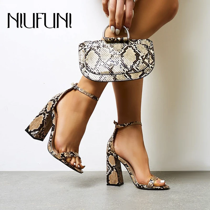 

Talla grande 35-42 Sexy patrón de serpiente Sandalias de tacón grueso para mujer 2019 hebilla de cinturón tacones altos moda redonda zapatos casuales para mujer