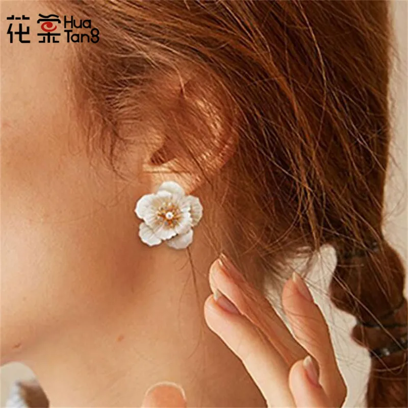 

HuaTang Beautiful White Flower Shape Stud Earring Women's Fashion Crystal Pearl Earrings Gift Earring Jewelry Statement 6551