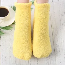 Модные женские повседневные толстые носки ярких цветов для девочек; теплые зимние тапочки; Мягкие Гладкие носки из кораллового флиса; чулочно-носочные изделия; Новинка года
