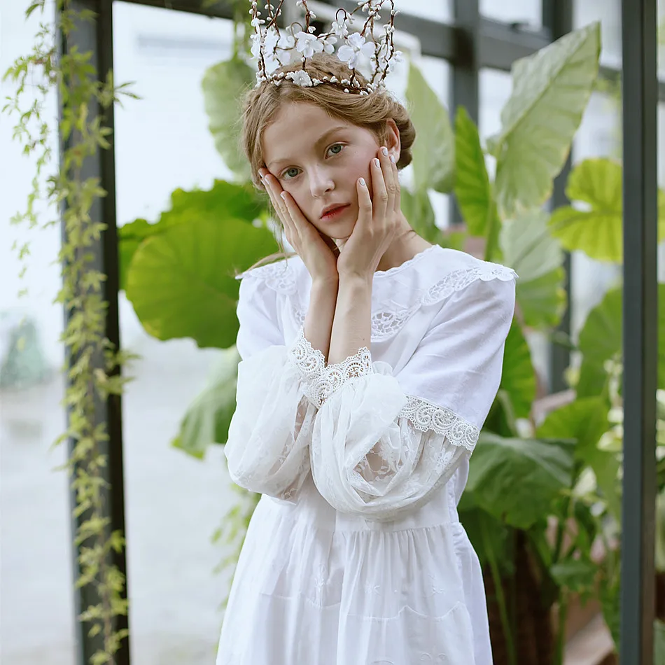

LYNETTE'S CHINOISERIE Handmade embroidered white fluid lantern sleeve lace one-piece dress collar