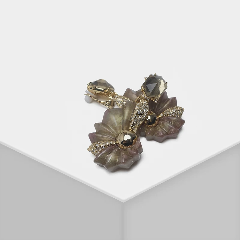 

Shell shape resin shiny personalized retro clip earrings