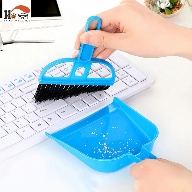 улыбка малыша с зубами. улыбка ребенка. маленькая чистка. Keyboard cleaning brush. девочка чистит зубы.