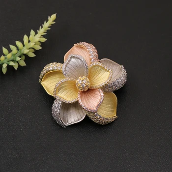 

Lanyika Fashion Jewelry Luxury Bridal Exquisite Flower Brooch Pin for Engagement Wedding Micro Paved Popular Gifts