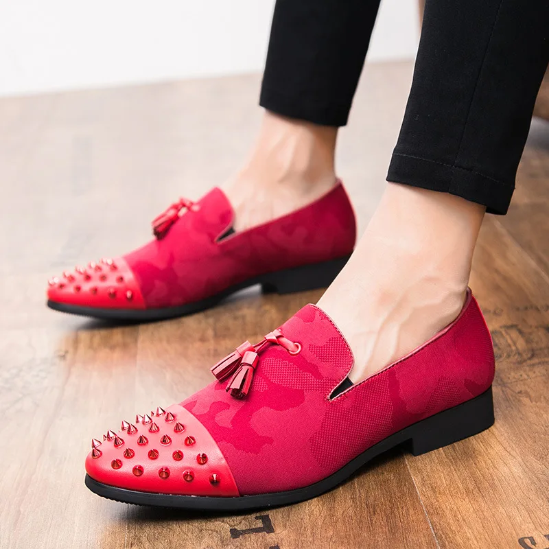 Мужская обувь ручной работы; лоферы на плоской подошве с кисточками; мужские свадебные модельные туфли с острым носком; Повседневная обувь; Мужская обувь без застежки с заклепками - Цвет: Red
