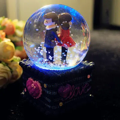

12*9CM Winter Lovers Snow Globe Glass Crystal Ball Music Box Craft Home Desktop Decoration Wedding Christmas New Year Gifts