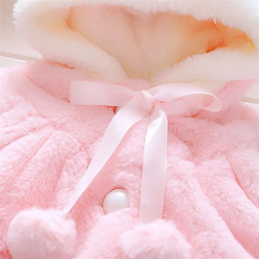 Милое зимнее пальто-накидка для маленьких девочек теплая одежда в Корейском стиле с бантом для маленьких детей куртка с капюшоном и меховым помпоном для новорожденных Jan9