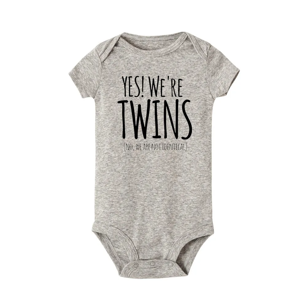 Yes We Are Twins Newborn Twins буква принт комбинезон одежда для маленьких мальчиков и девочек белый игровой костюм с коротким рукавом детский комбинезон - Цвет: R963-SRPGY-