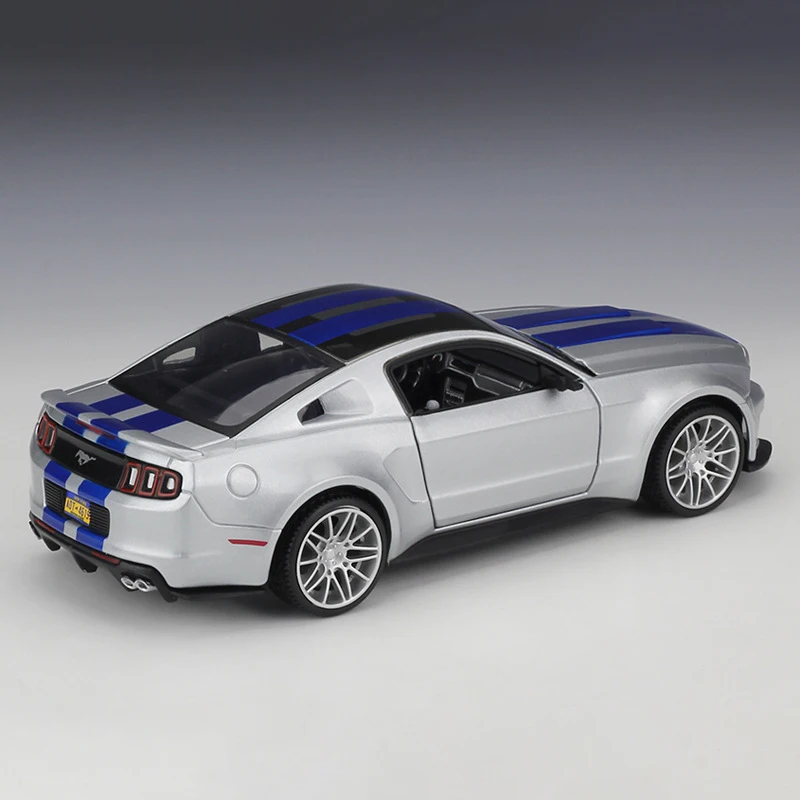 Beste Maisto 124 diecast Auto 2014 Ford Mustang Street Racer BOSS 302 Diecast Model Auto Speelgoed Voertuig Auto Model Maisto Modellen kids Auto