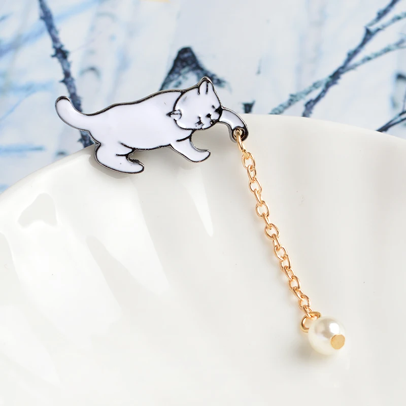 

White Cat Kitten Pearl Brooch Chain Collar Corsage Shirt bag cap Jacket Pin Badge Cute Cartoon Jewelry Gift for Kids