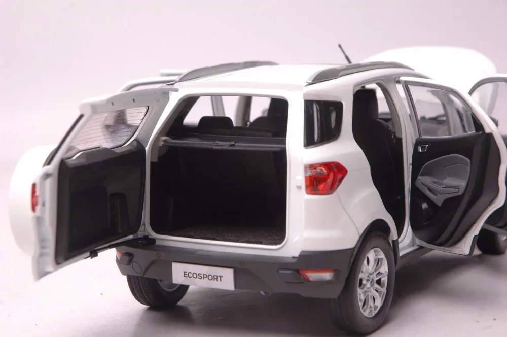 Ford Ecosport car model in scale 118 white (9)