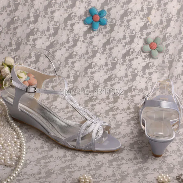 Сандалии для матери невесты; Серебристые атласные женские туфли; Низкий клиновидный каблук; Свадебные вечерние туфли