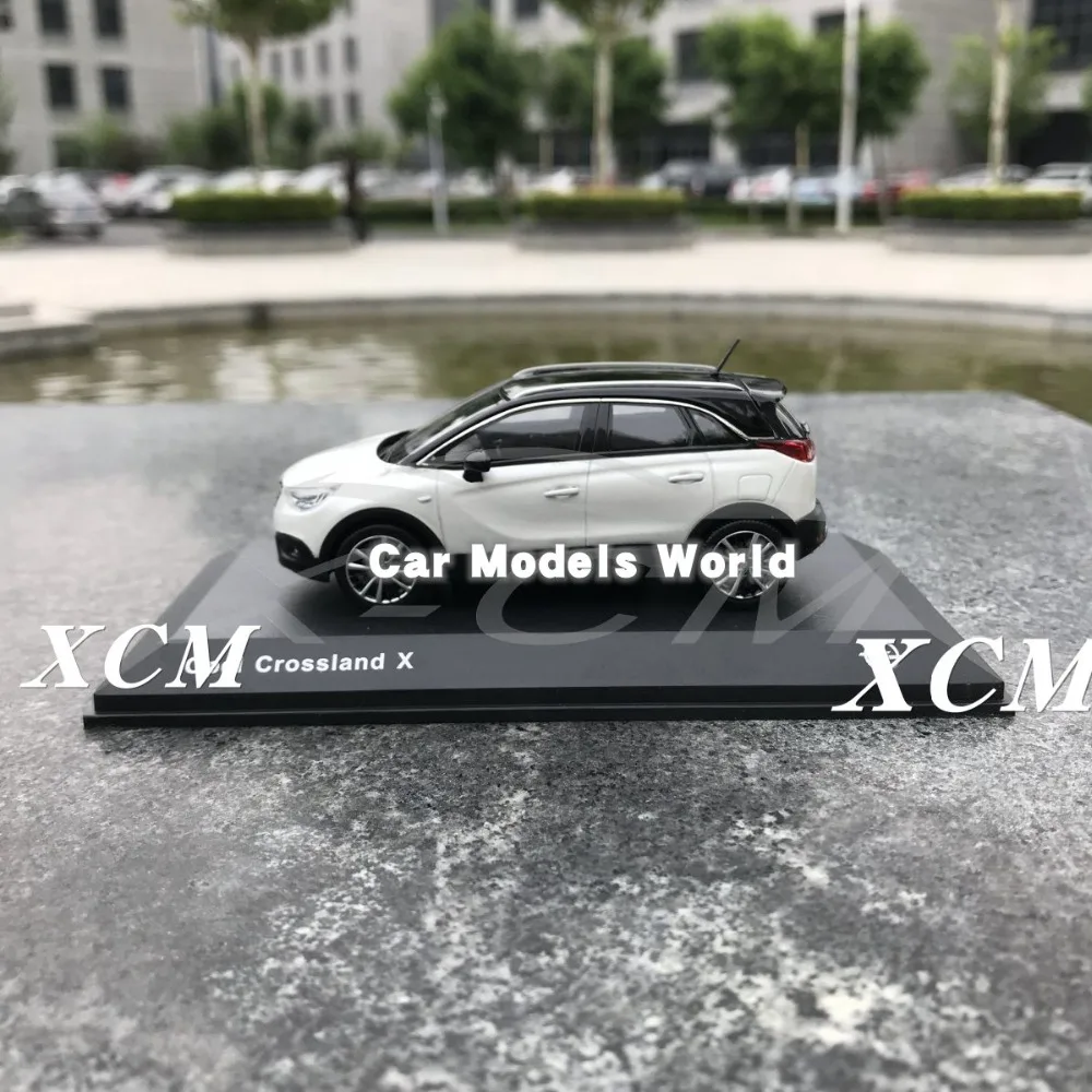 Литая модель автомобиля для Crossland X 1:43 (белый) ничего не открывается + маленький