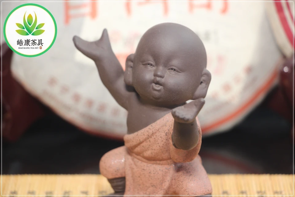 Чайная фигурка для набора Кунг Фу Ча Маленький монах практикует упражнение "Успокаивать волну"(розовая одежда) чайная фигура