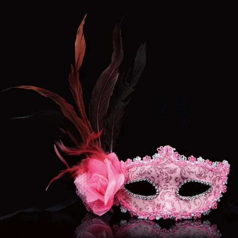 Новогодняя маска с перьями. Новогоднее шоу. Новогоднее шоу. Новогодняя маска выступление. Маскарадная маска.