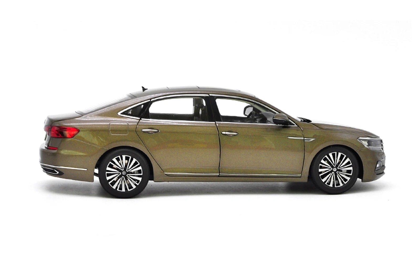 1:18 1/18 1 18 Volkswagen новая Passat Gold 2018 статическая имитация литых под давлением