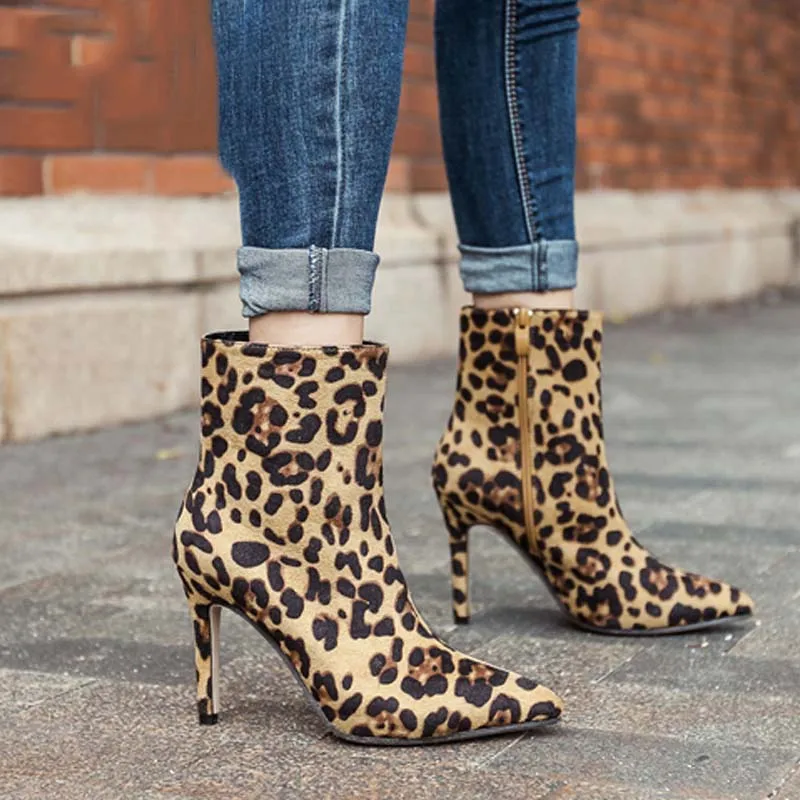 Ботинки леопардовой расцветки из флока, новинка 2019 года, женские ботильоны с острым носком на высоком каблуке, ботинки «Челси» на молнии
