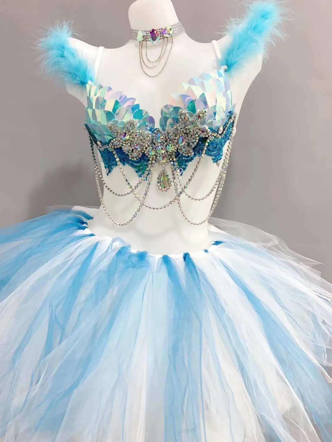 Blauw Pailletten Strass Beha Mesh TUTU Rok Sexy Vrouwen Set Bar Club Rave Party Dance Outfit Nachtclub DJ Zanger Kostuum 2 stuk Blauw Pailletten Strass Beha Mesh TUTU Rok Sexy Vrouwen Set Bar Club Rave Party Dance Outfit Nachtclub DJ Zanger Kostuum 2 stuk