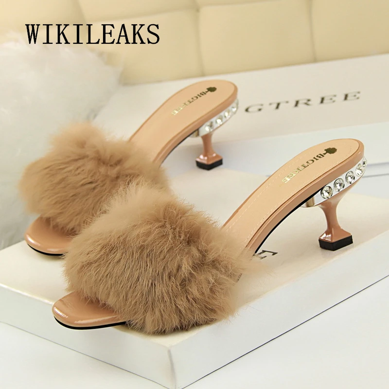 online Sapatos de grife das mulheres de pele de luxo 2018 verão chinelos mulheres de salto alto sapatos de cristal da forma de pele desliza sapatos pretos para as mulheres