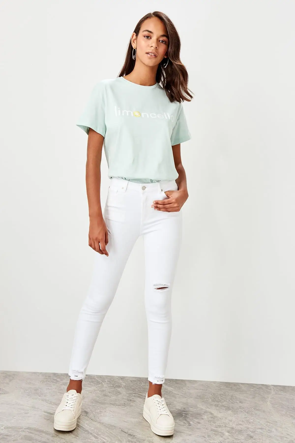 

Trendyol White Ripped Detailed High Waist Skinny Jeans TWOSS19JE0007