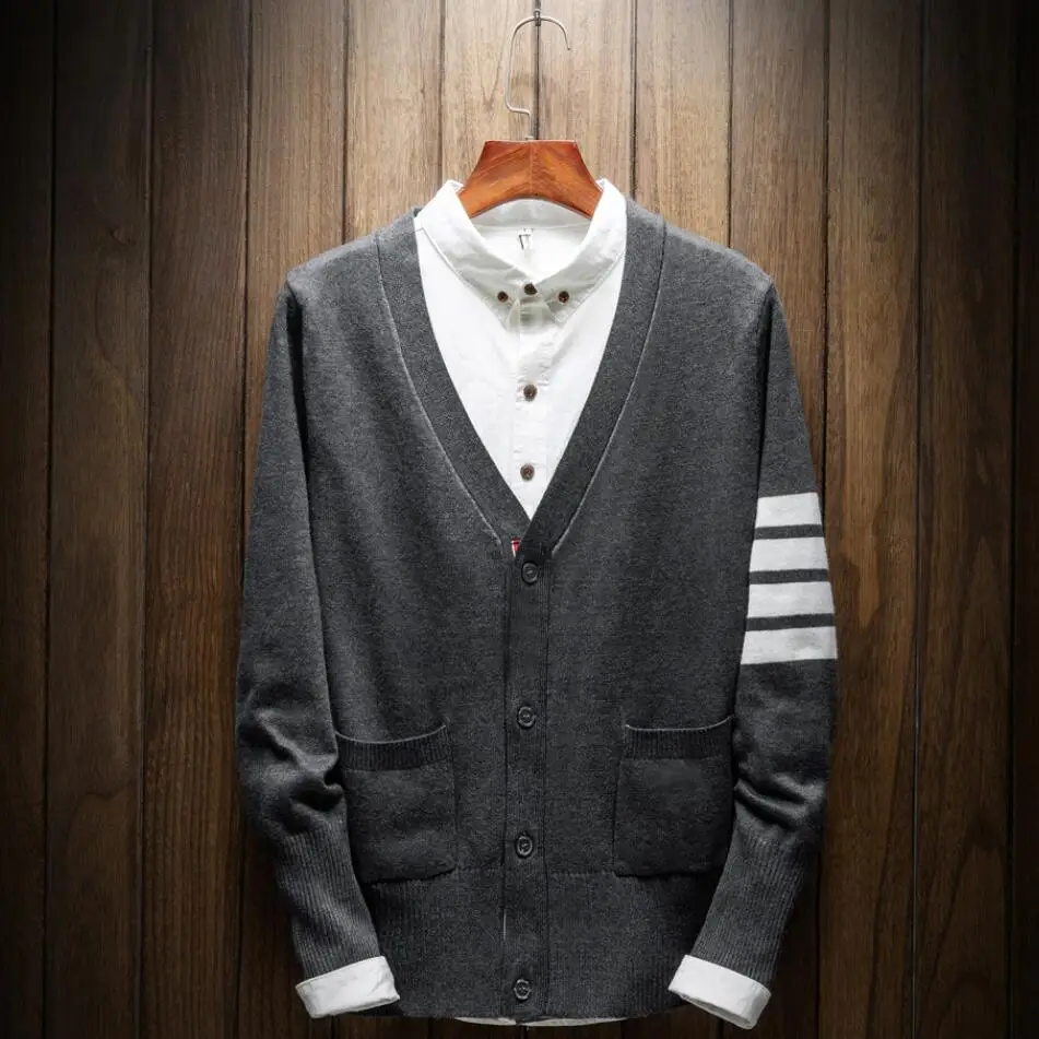2018 Для мужчин тенденции моды четыре полюса полосатый вязаный свитер мужской однобортный V Воротник с боковыми карманами свитер