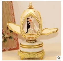 The bride and groom dancing European royal wedding preferred music box egg Valentine’s Day gifts of Christmas