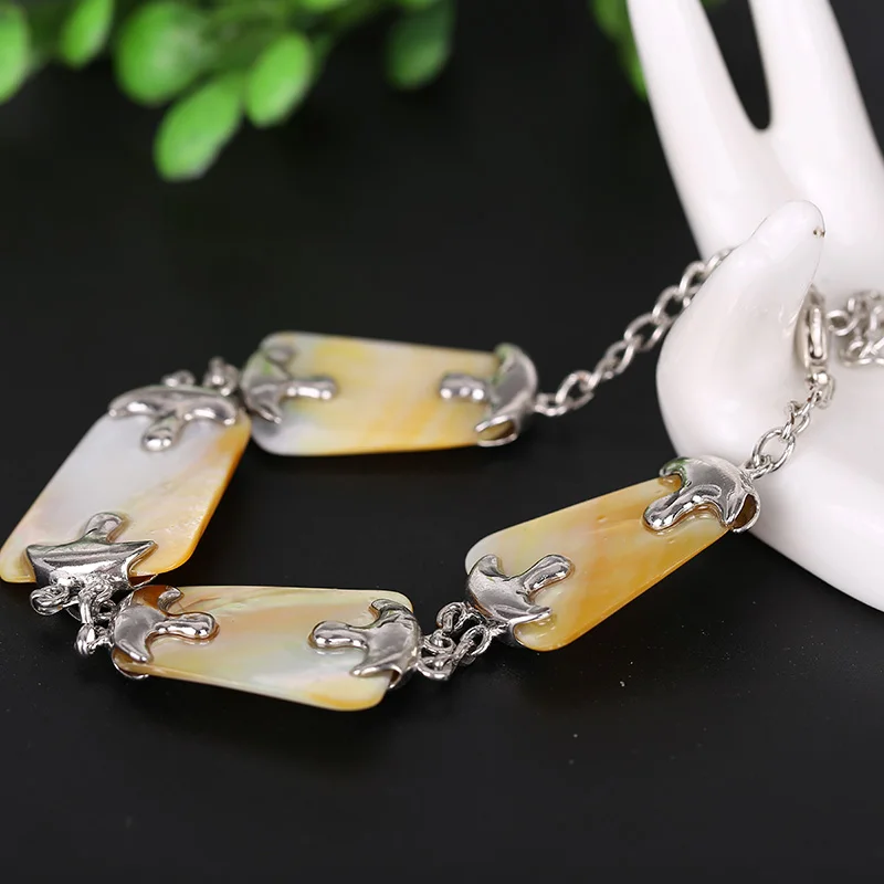 

JIUDUO European and American big-name natural abalone shell pendant versatile simple autumn and winter luxury atmosphere