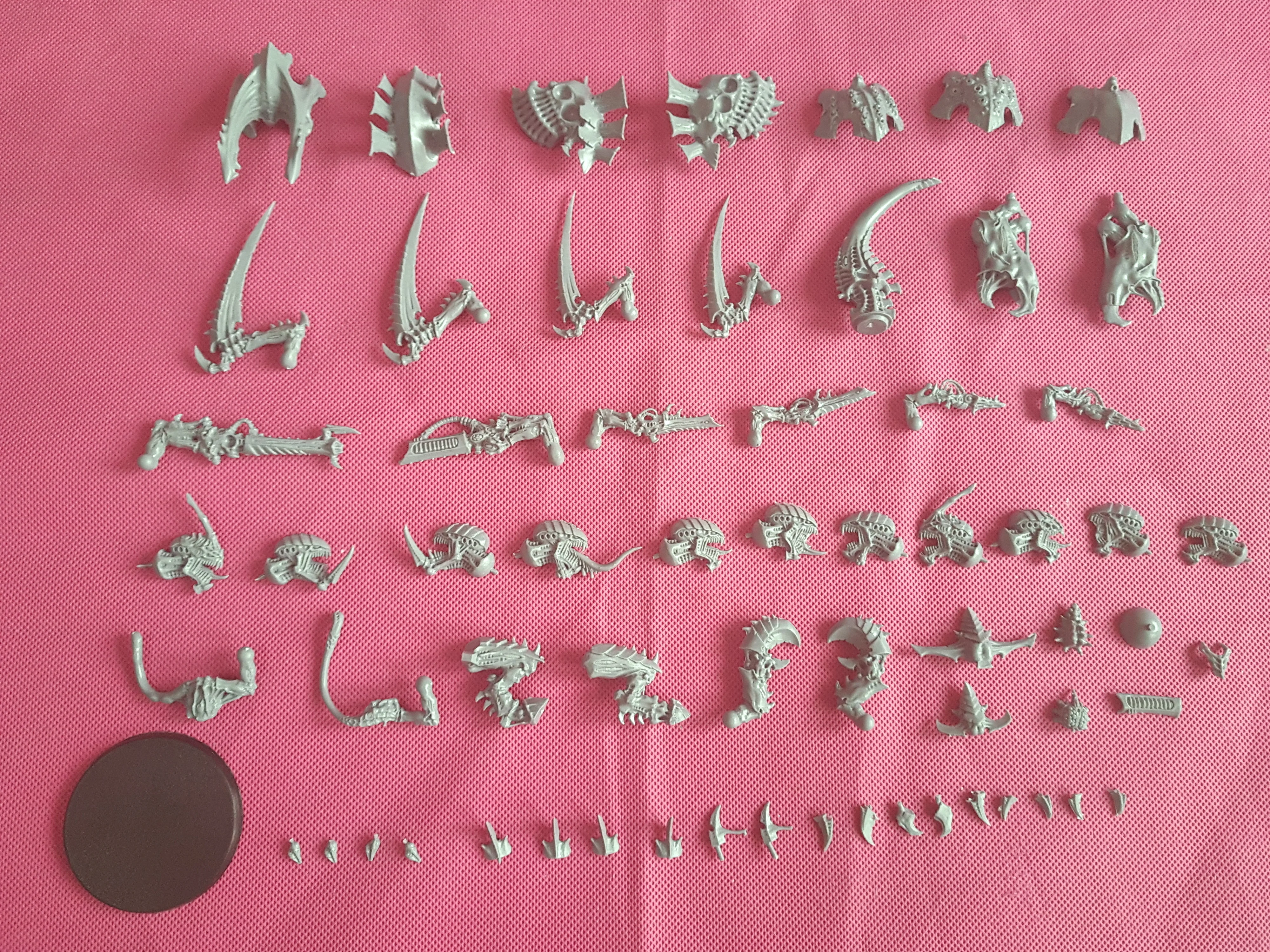 

STONE-CRUSHER CARNIFEX WITH WRECKER CLAWS COMPLETE KIT F740
