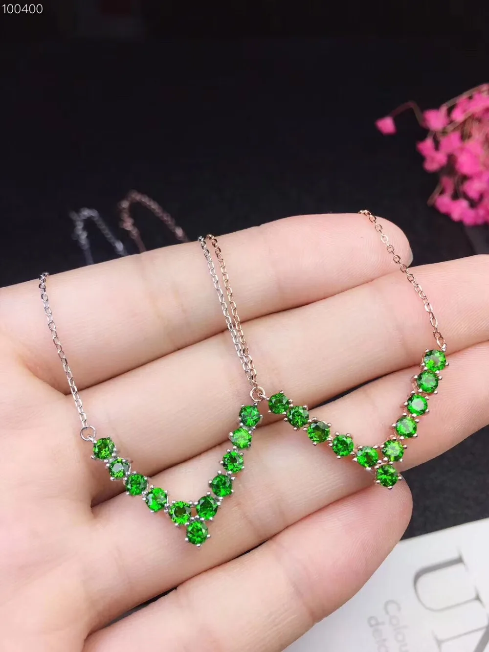 Naturel vert diopside gem collier naturel pierre précieuse élégant V triangle pendentif collier S92