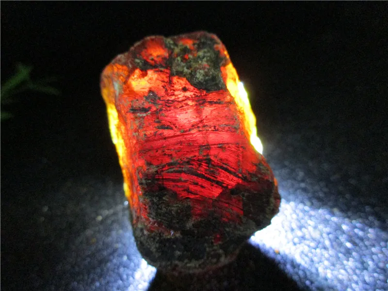 

Natural Red Blood Amber Minerals Stones Perot Blood Crystal Rock Specimens Mellite Noneystone Processing of Raw Material