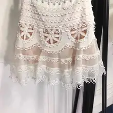 2018SS взлетно-посадочной полосы золотой белый вырезать цветы кружева вышитые панелями мини-юбка зеркально мини-юбка оборками подол роуло подробно