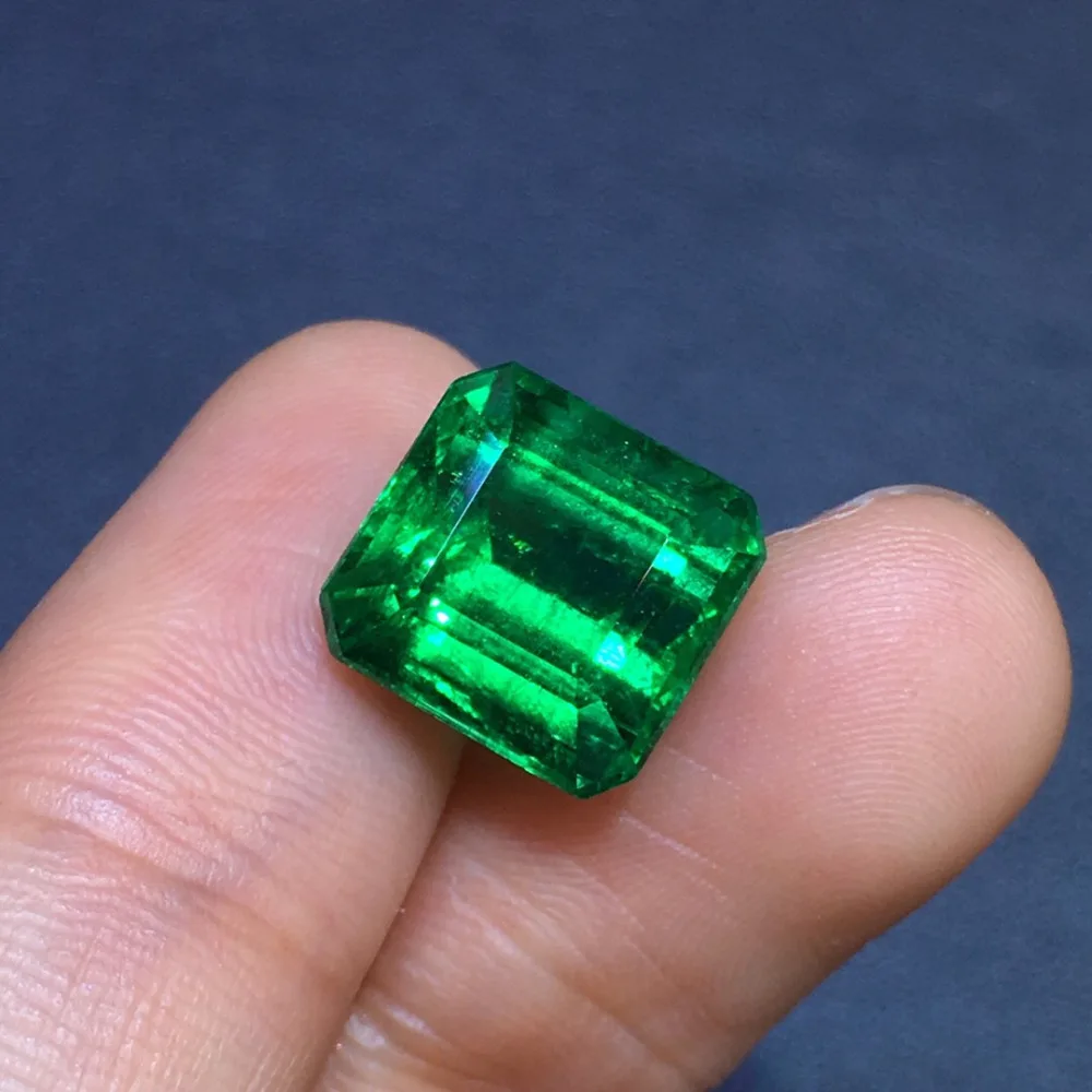 уральские самоцветы изумруд. уральский зеленый топаз. изумруд круг. изумруд камень москва. L1676 изумруд.