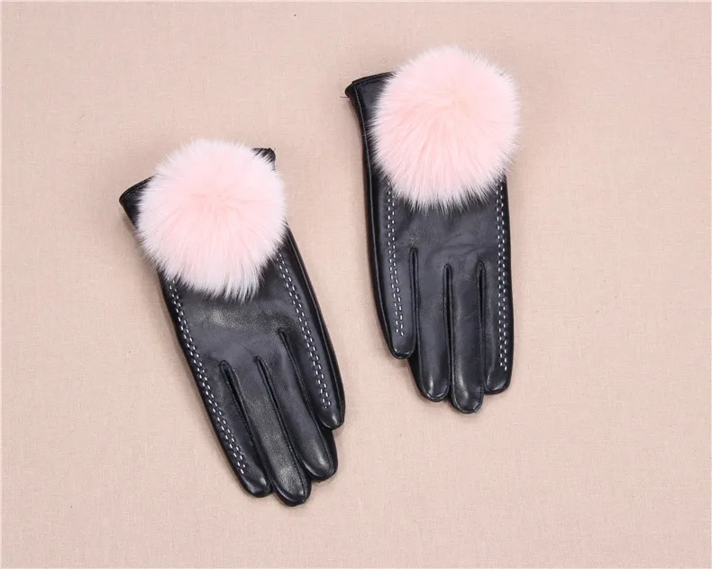 Сенсорный экран лисий мех мяч из мягкой овчины Для женщин 100% кожаные перчатки из натуральной кожи черный полный палец теплые зимние
