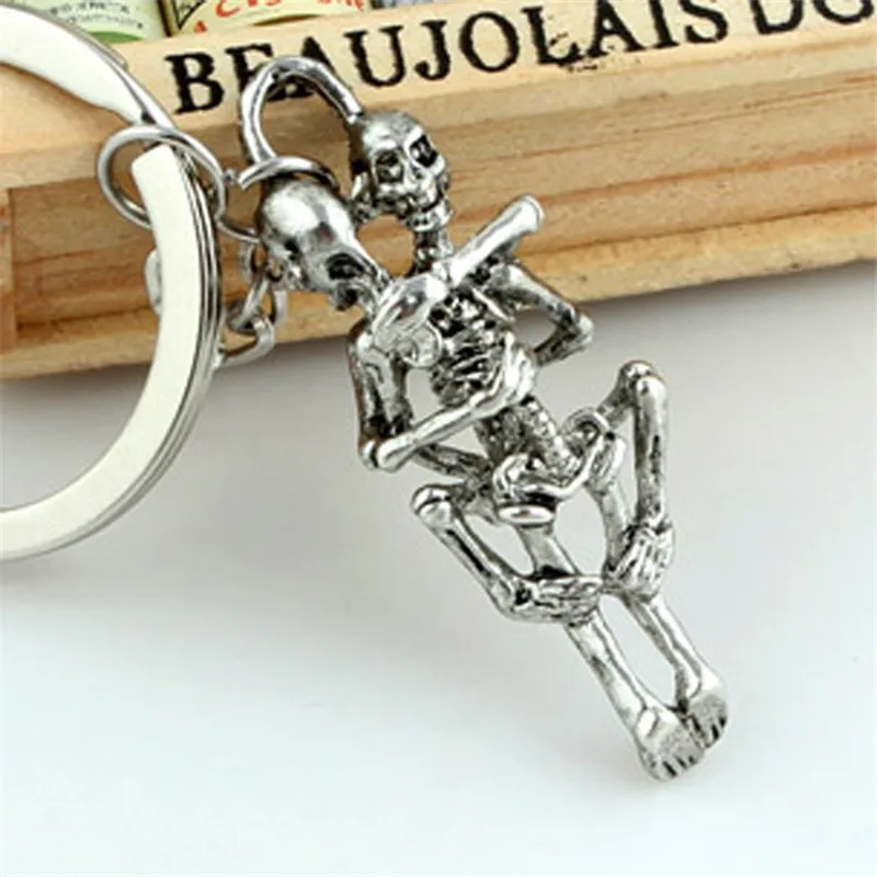 

Punk Skull Keychain Love Beyond Death Keychains Personalized Luxury Car Keychains for Couples Skeleton Key Chains Halloween Gift