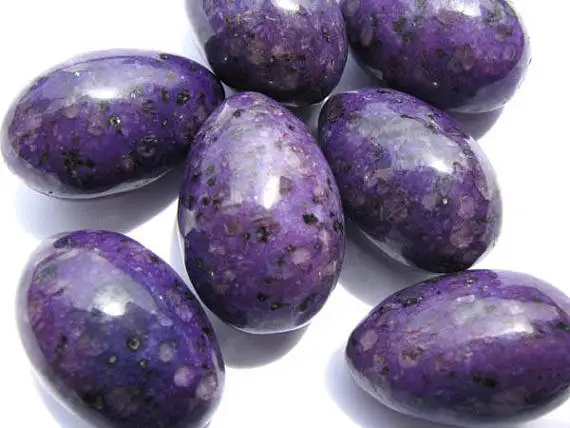 Драгоценный камень Sugilite фиолетовый красный драгоценный кристалл сфера рука яйцо