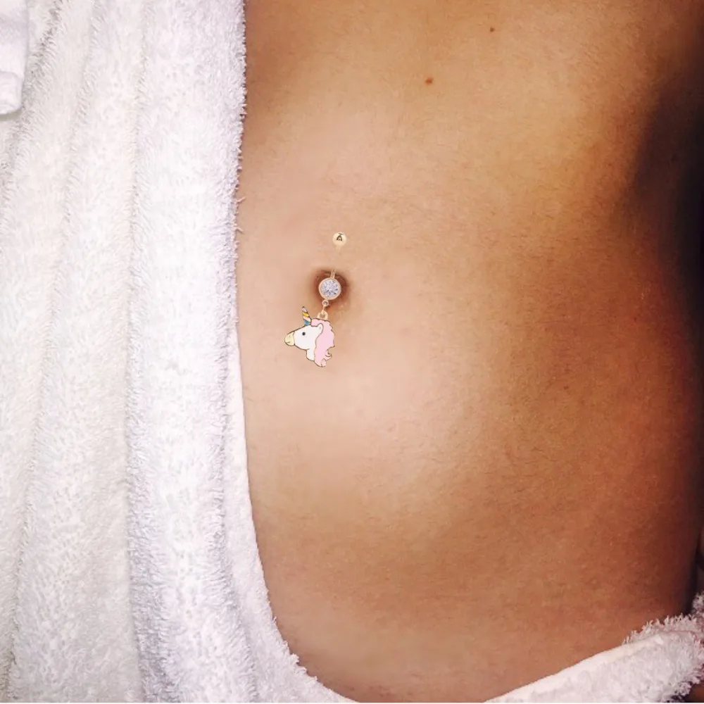 девушка в топе без лифчика. красивые девушки в маечках. бюстгальтер с сосками. розовые растяжки на груди. девушка в майке без лфчик.