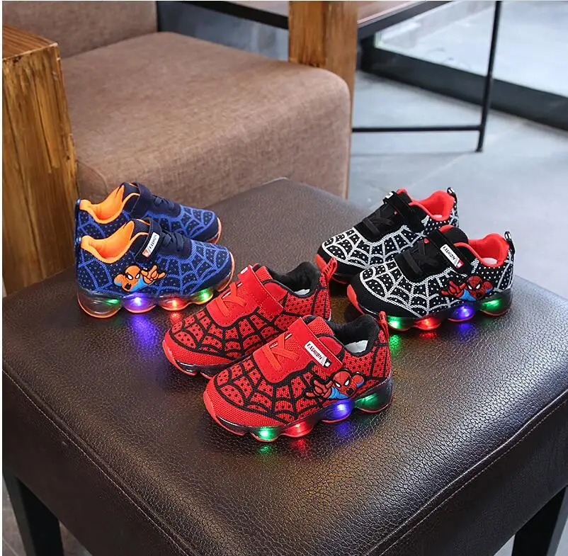 Новая брендовая светодио дный модная светящаяся детская обувь с милым человеком-пауком, Повседневные детские кроссовки для тенниса, обувь
