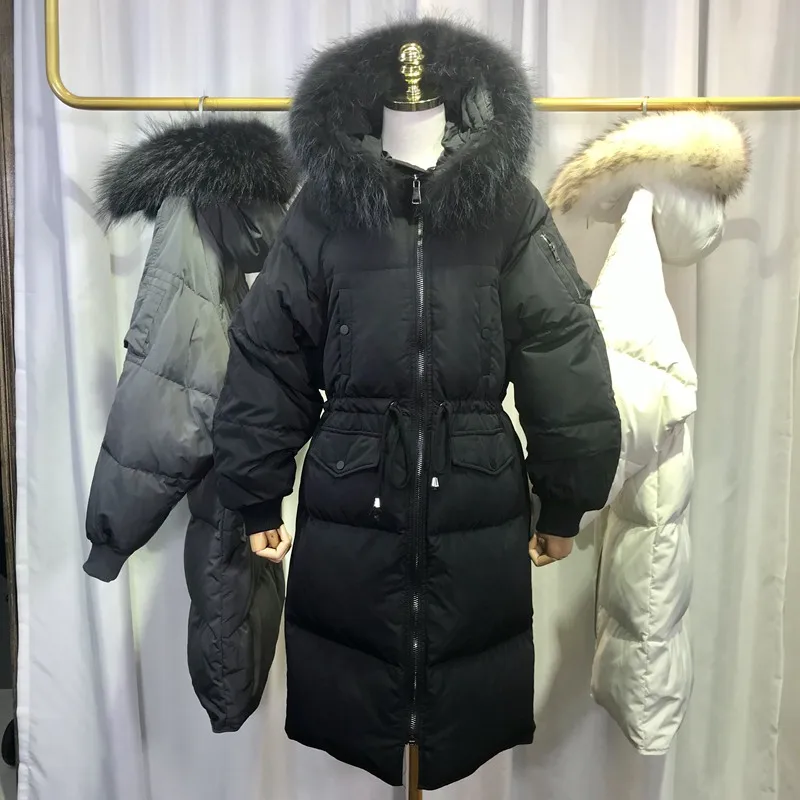 TopFurMall) Европейской зимы Для женщин парки вниз пальто мех енота капюшоном Леди Длинные Верхняя одежда; пальто 4XL LF5065